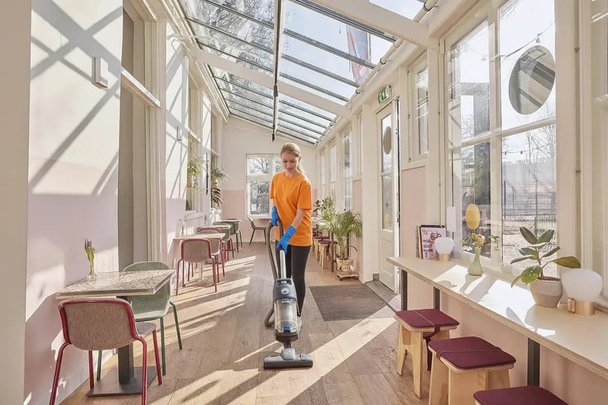 Schoonmaak van de lichte serre van een horecazaak